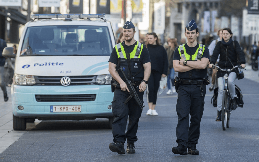 Policías patrullan por la calle Meir, el principal bulevar peatonal de Amberes, Bélgica. (EFE)