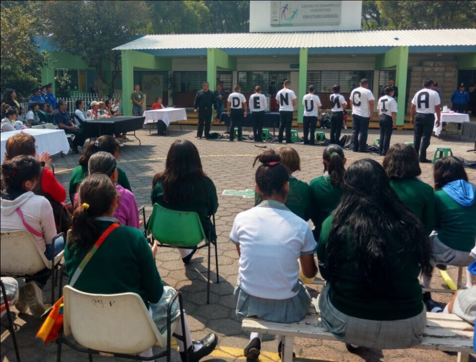 Policías de la Ciudad de México realizan actividades con niños y jóvenes en escuelas para prevenir la violencia o adicciones (Twitter @SSP_CDMX)