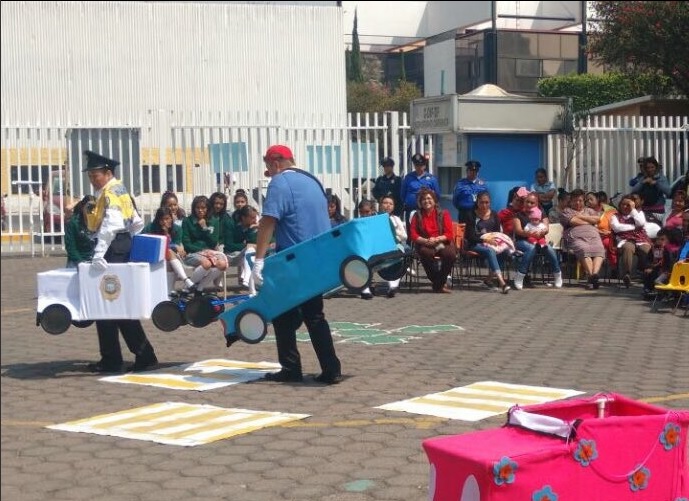 Policías de la Ciudad de México realizan actividades con niños y jóvenes en escuelas para prevenir la violencia o adicciones (Twitter @SSP_CDMX)   