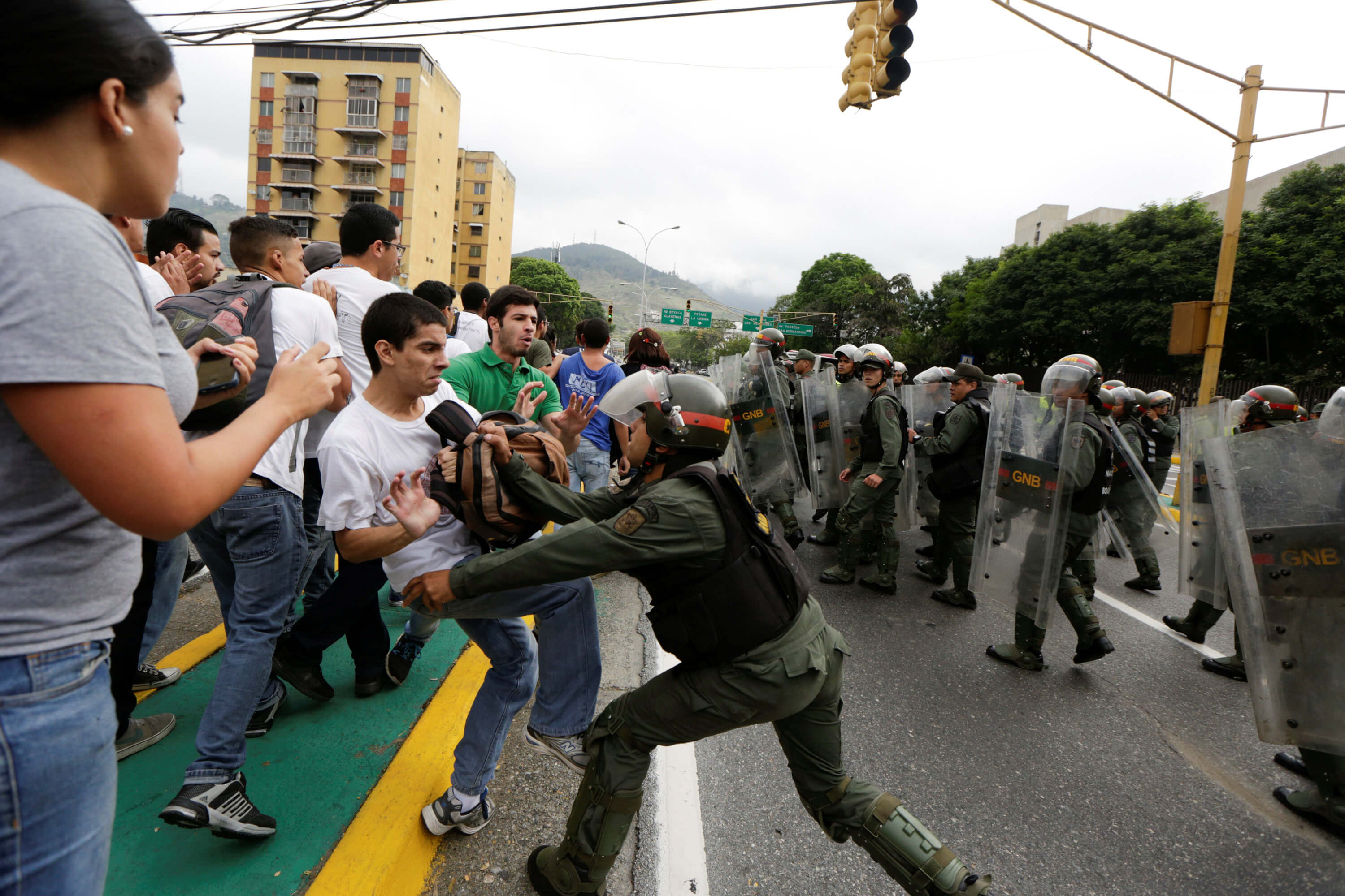 Policías repliegan a manifestantes en calles de Caracas, capital de Venezuela (Reuters)