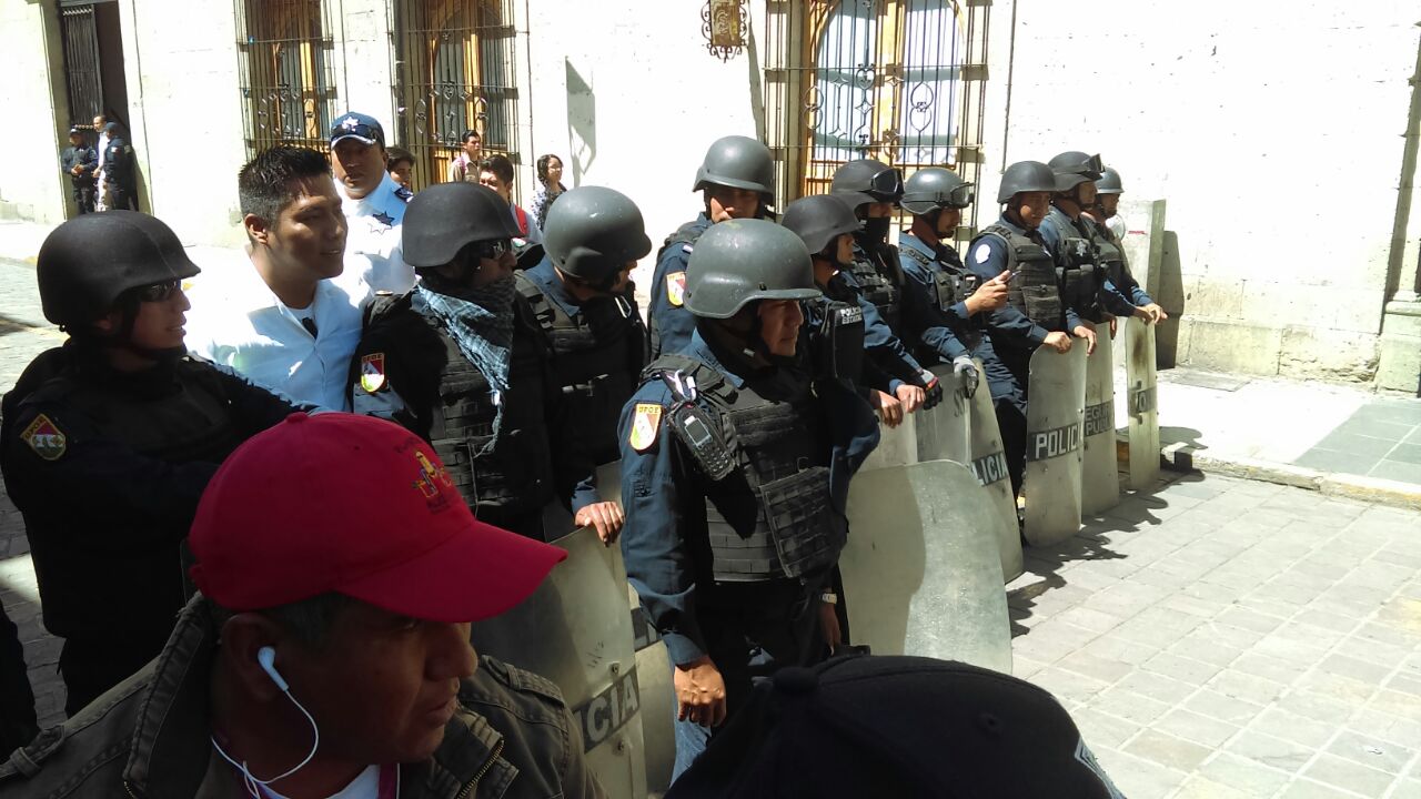 Policías repliegan a miembros de la CNTE en Oaxaca. (Noticieros Televisa)