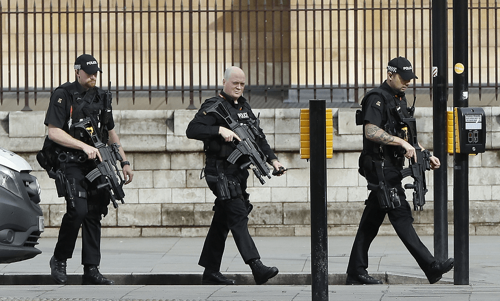 Policías vigilan los alrededores del Parlamento británico tras alerta de seguridad. (AP)