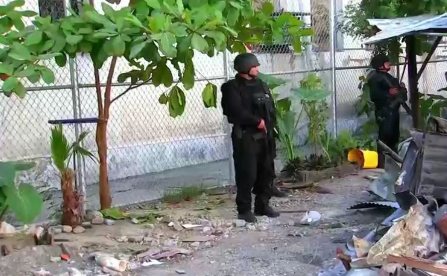 Un policía durante un operativo en el penal donde se fugaron 29 reos (Noticieros Televisa)