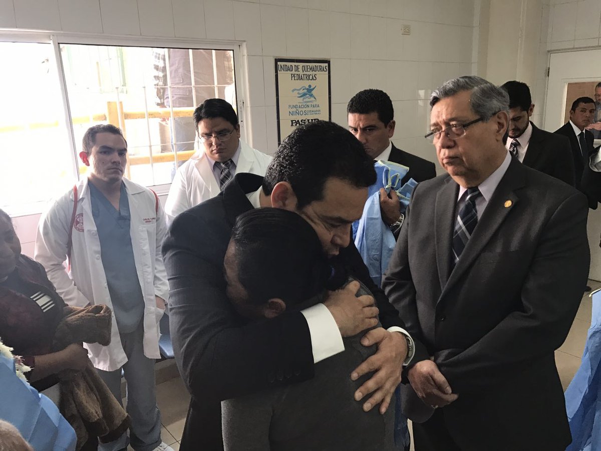 Presidente de Guatemala verifica atención y estado de las niñas del Hogar Virgen de la Asunción en el Hospital Roosevelt. (Twitter @GuatemalaGob)