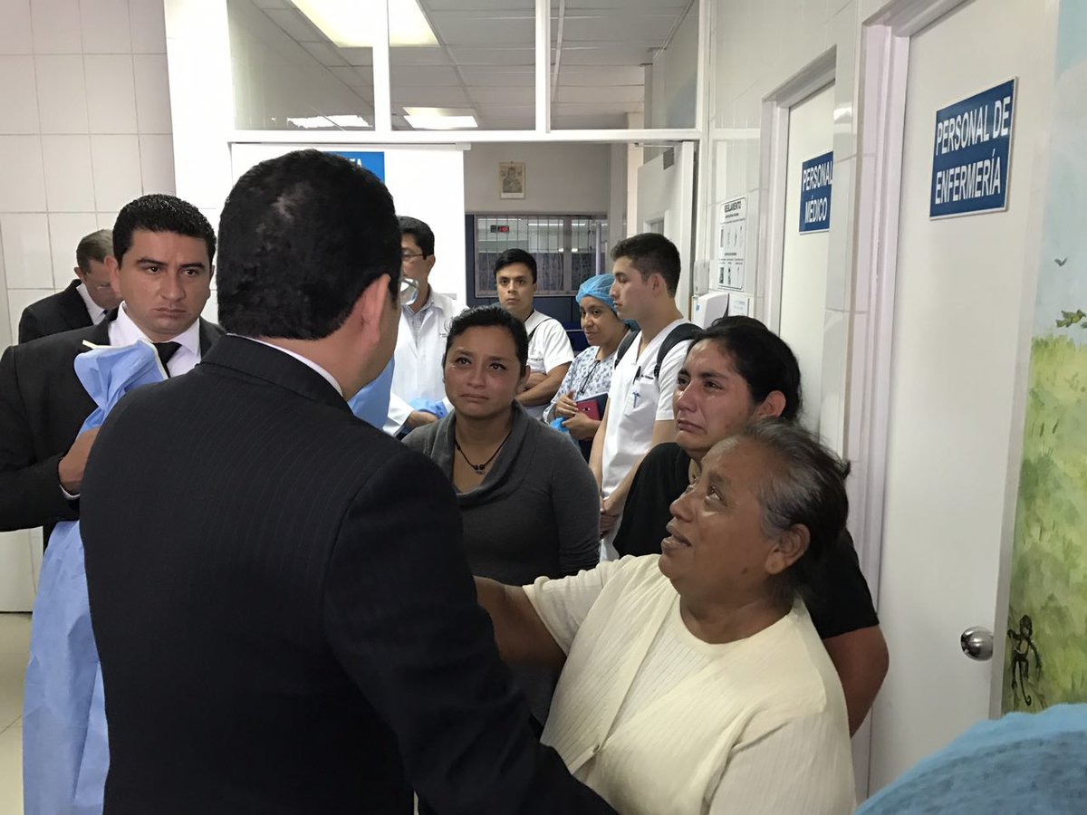 Presidente de Guatemala visita a familiares de niñas heridas tras incendio en centro estatal. (Twitter @GuatemalaGob)