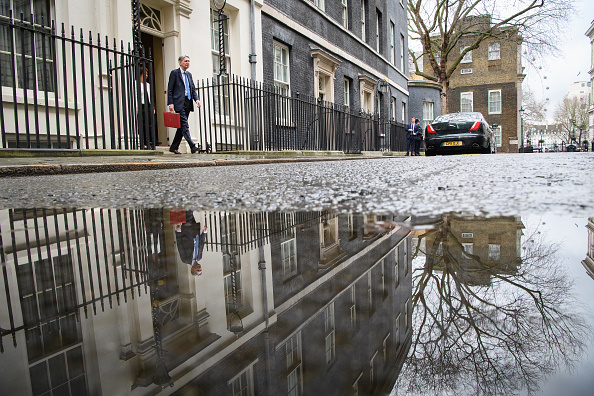 El ministro de Finanzas de Reino Unido, Philip Hammond, sostiene el portafolio rojo, en el que transporta la propuesta de presupuesto rumbo al Parlamento. (Getty Images)