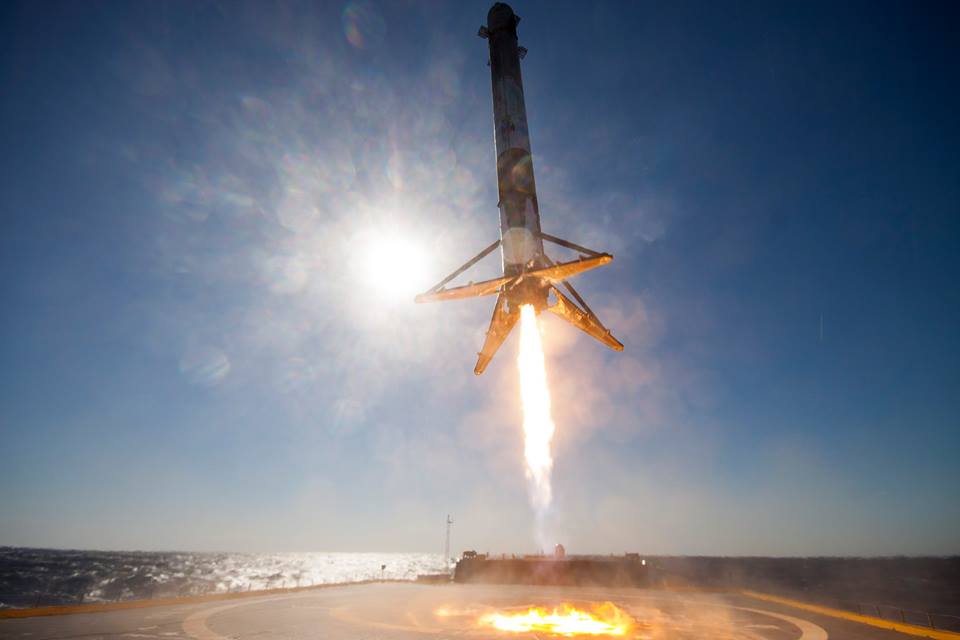 Primer viaje de un cohete Falcon 9 reutilizado por SpaceX fue un éxito.