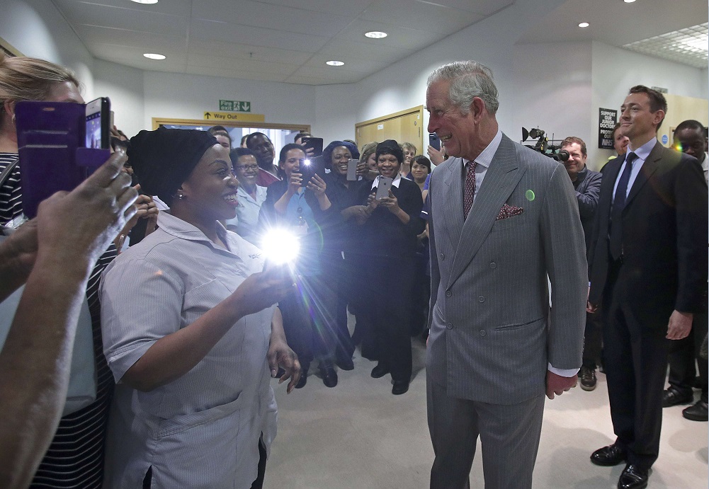 El príncipe Carlos visita a las víctimas del atentado en Londres y se reúne con personal médico del hospital (Reuters)