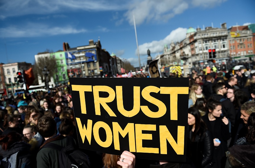 Mujeres protestan para exigir leyes de aborto más liberales en Dublín, Irlanda (Reuters)