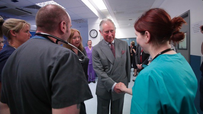 El príncipe Carlos visita a las víctimas del atentado en Londres y se reúne con personal médico del hospital (Twitter @britishroyals)