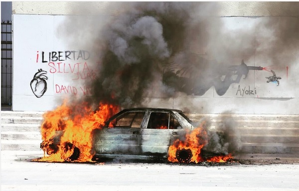 Un grupo de manifestantes del Bloque Democrático prendió fuego a un vehículo. (Twitter @juanelo_28)
