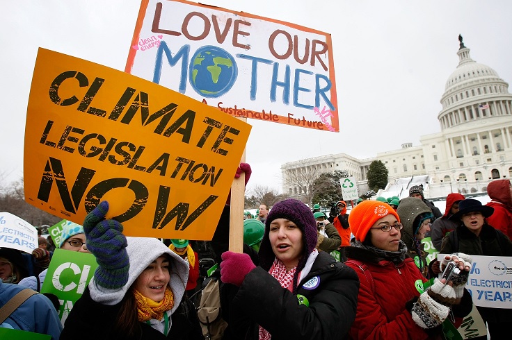 Activistas piden acciones urgentes del Congreso sobre el cambio climático, energía y economía en Washington (Getty Images)