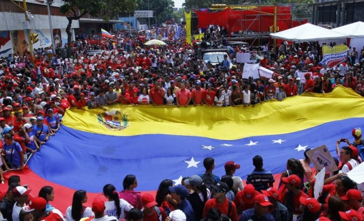 Oficialistas venezolanos marchan en Caracas en rechazo a las posibles sanciones que podría aplicar la OEA al gobierno de Maduro (Foto: vicepresidencia.gob.v