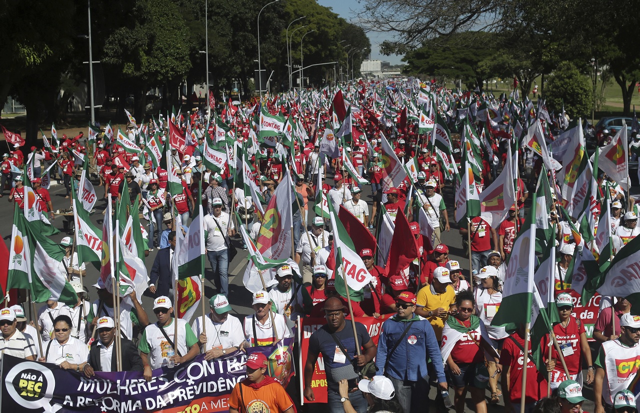 Manifestantes protestan durante una huelga contra el proyecto de reforma a la seguridad social brasileña (AP)