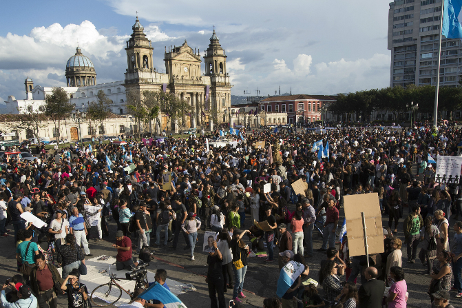 Decenas de manifestantes pidieron este sábado la renuncia del presidente guatemalteco, Jimmy Morales (AP)