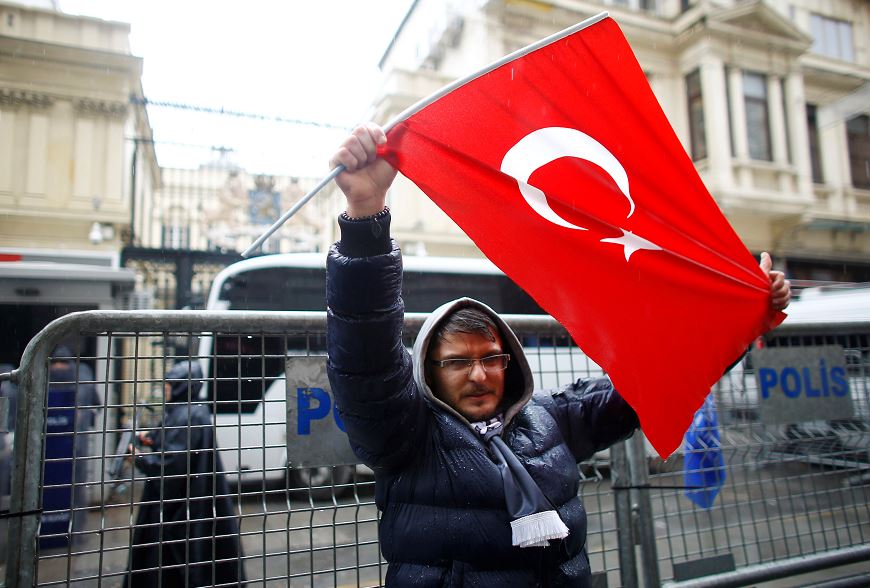 Un hombre protesta con la bandera turca frente a la embajada de Holanda en Estambul. (Reuters)