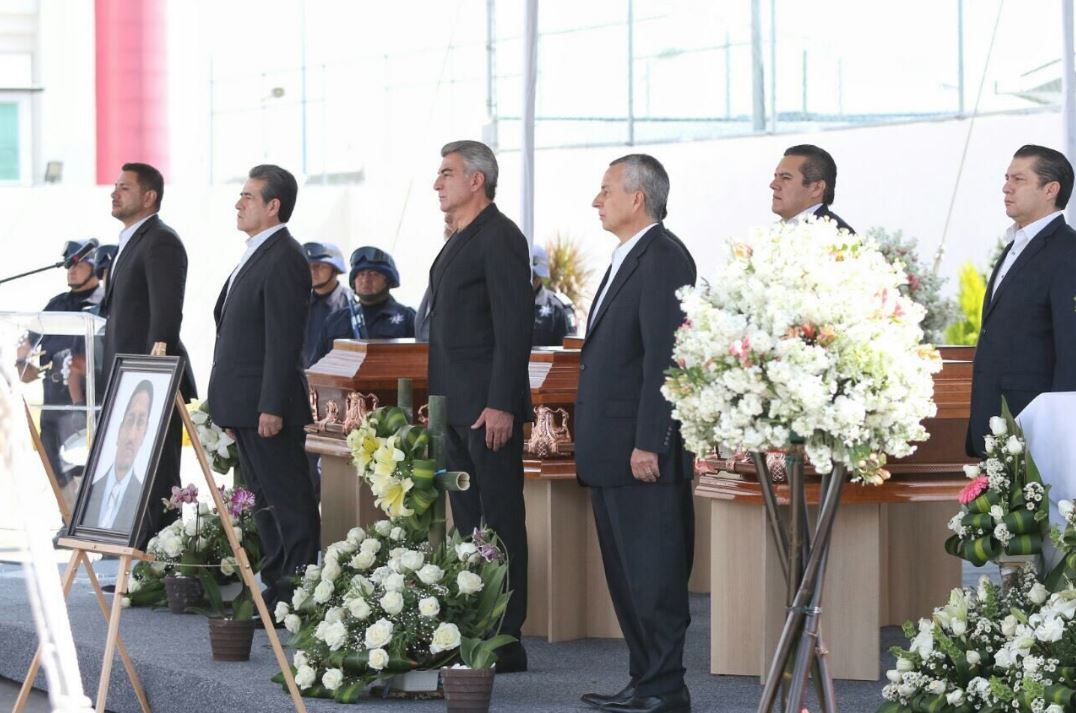 Rinden homenaje a agentes asesinados en Atzitzintla, Puebla