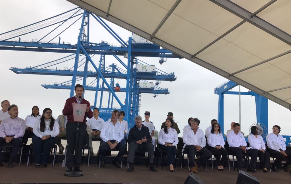El presidente de México, Enrique Peña Nieto, puso en operación el Nuevo Puerto de Tuxpan y el distribuidor vial del Puerto de esa localidad, en Veracruz. (@PresidenciaMX)