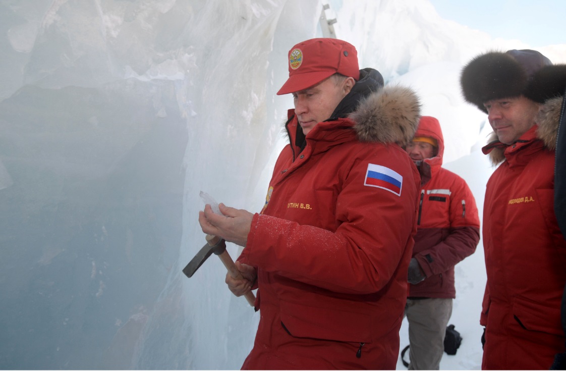 El presidente ruso Vladimir Putin y el primer ministro Dmitry Medvedev visitan la cueva del glaciar Arctic Pilots en Alexandra Land (Reuters)