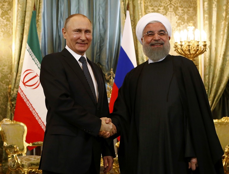 El presidente ruso Vladimir Putin estrecha la mano de su homólogo iraní, Hassan Rouhani, durante su reunión en el Kremlin en Moscú, Rusia (Reuters)