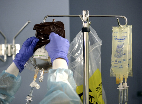 Una enfermera alista el medicamento para una ronda de quimioterapia. (Getty Images)