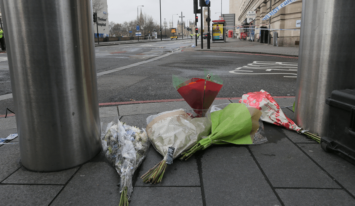 Ramos de flores fueron colocados por algunos ciudadanos en la zona donde ocurrió el ataque en Londres. (AP)