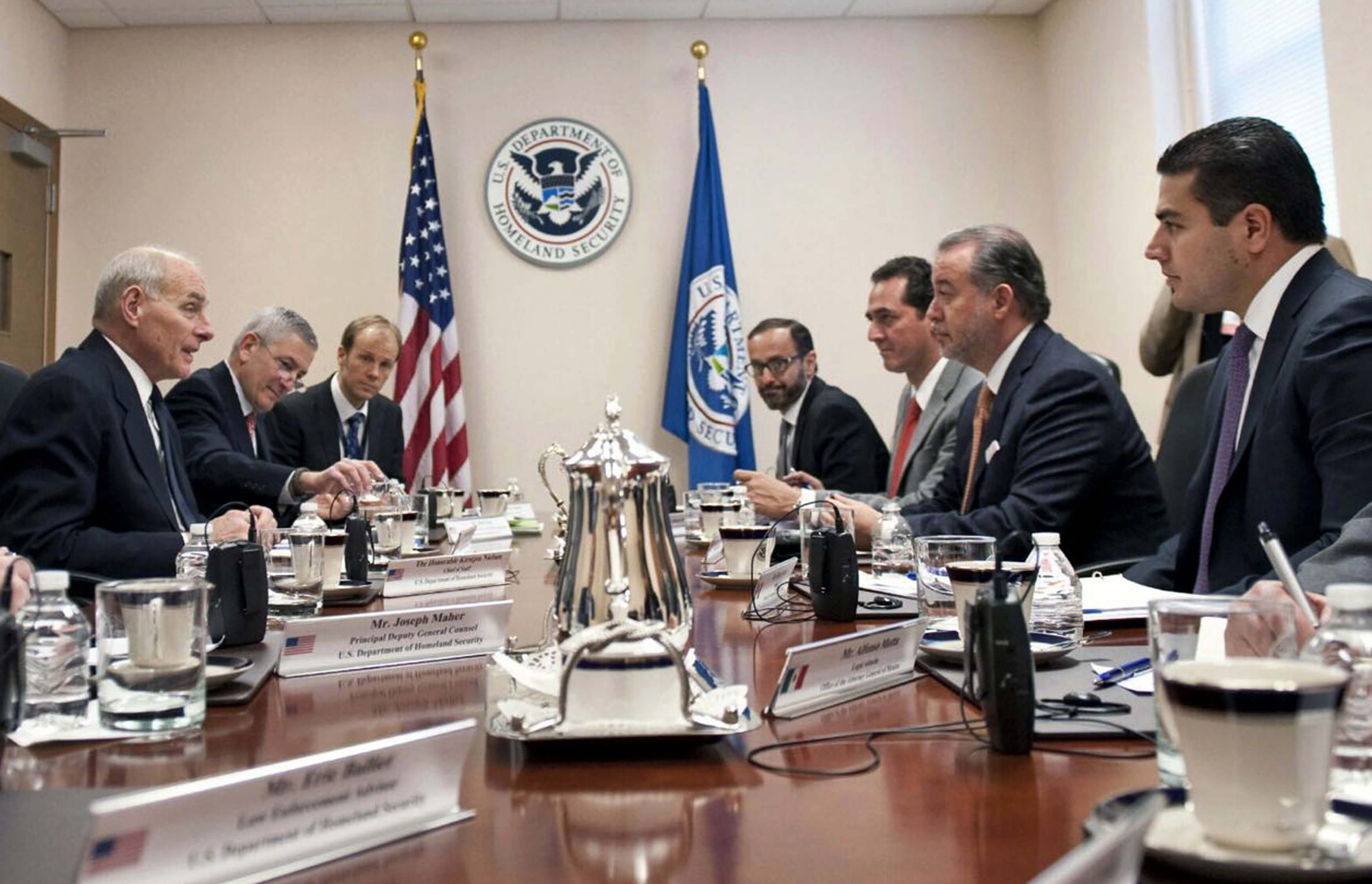 El procurador general de la República, Raúl Cervantes, durante una reunión con funcionarios estadounidenses. (PGR)