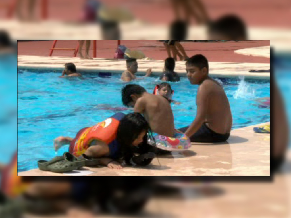 Niños regios visitan albercas; familias en Nuevo León disfrutan del fin de semana largo (Noticieros Televisa)
