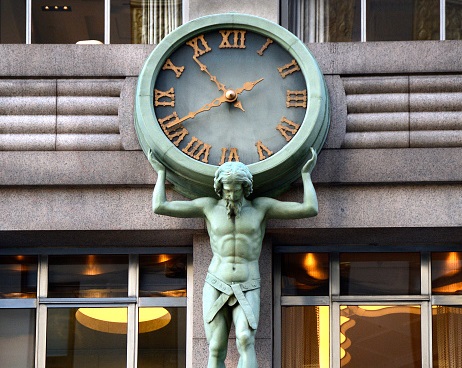 Estatua de Atlas cargando un reloj en Nueva York; los estadounidenses deben adelantar sus relojes para acoplarse al horario de verano (Getty Images, archivo)