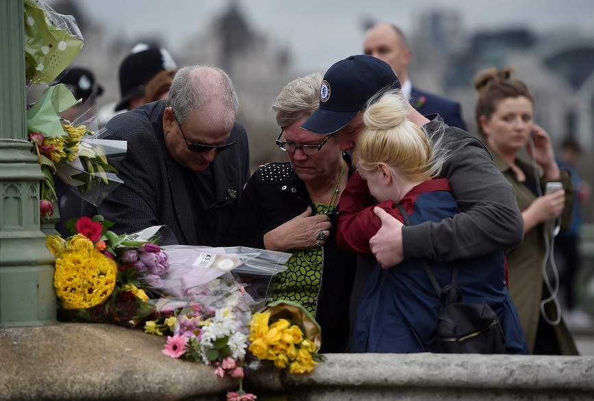Familiares de una de las víctimas se abraza después de poner flores durante un evento para marcar una semana del atentado de Londres (Reuters)