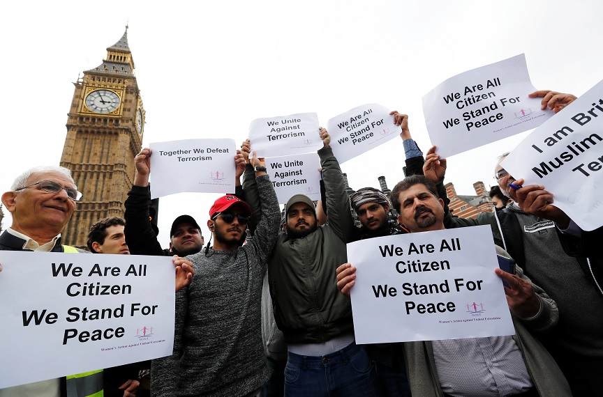 Gente porta carteles en el puente de Westminster durante un acontecimiento para marcar una semana del ataque de Londres (Reuters)