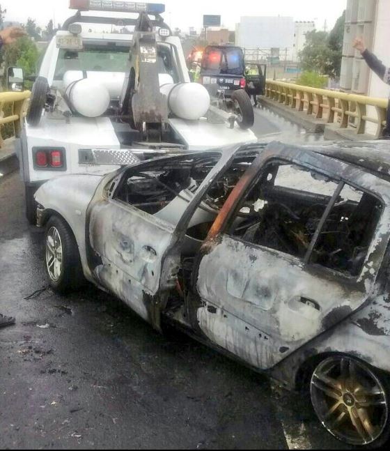 Una grúa de la Secretaría de Seguridad Pública de la Ciudad de México trasladó el vehículo a un corralón. (@Iberomed)