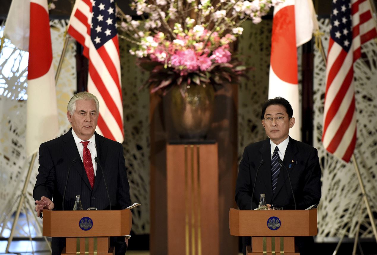 Tillerson se reunió con el ministro japonés de Exteriores, Fumio Kishida, durante su primera gira por Asia. (AP)