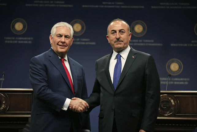 Rex Tillerson, secretario de Estado de EU, y su homólogo turco, Mevlüt Çavusoglu. (AP)