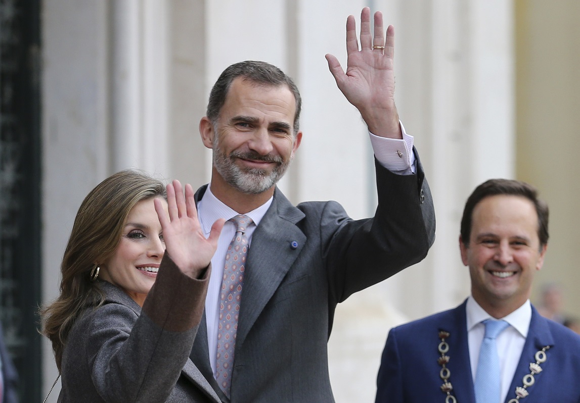 Los reyes de España visitan Lisboa; el rey Felipe y la reina Letizia se alojarán en el palacio de Buckingham durante su visita de Estado a Reino Unido (AP, archivo)