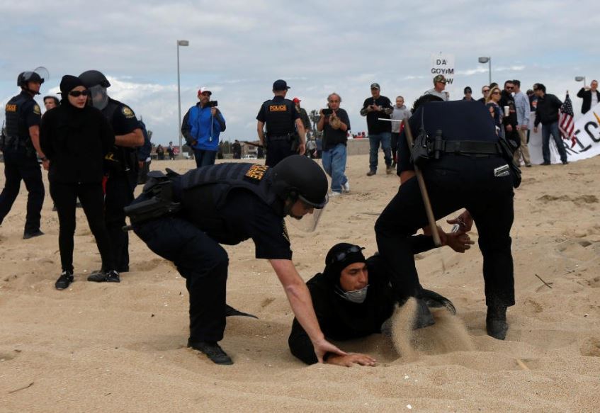 Simpatizantes y opositores a Donald Trump sostienen riña en playa de California