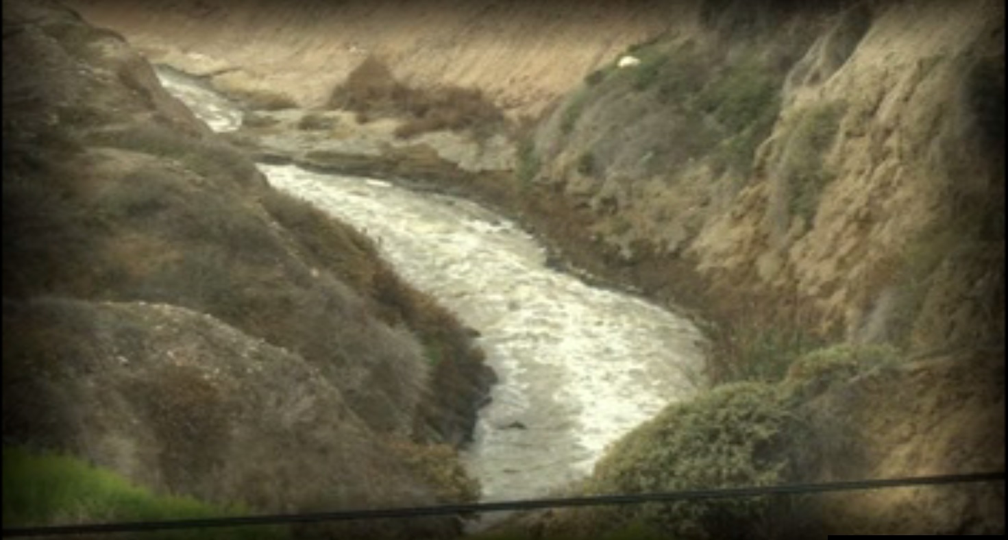 Río en Tijuana; las autoridades alertan daño grave en el sistema de drenaje municipal (Noticieros Televisa)