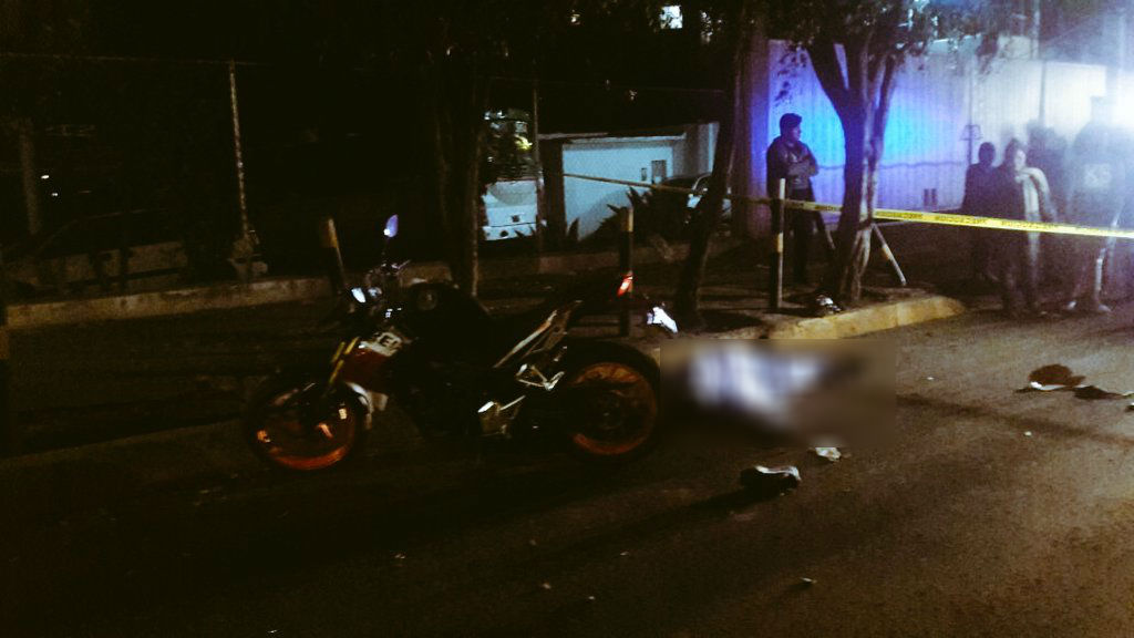 Roba motocicleta y derrapa frente a la Terminal de Autobuses de Observatorio. (Twitter @alertasurbanas)