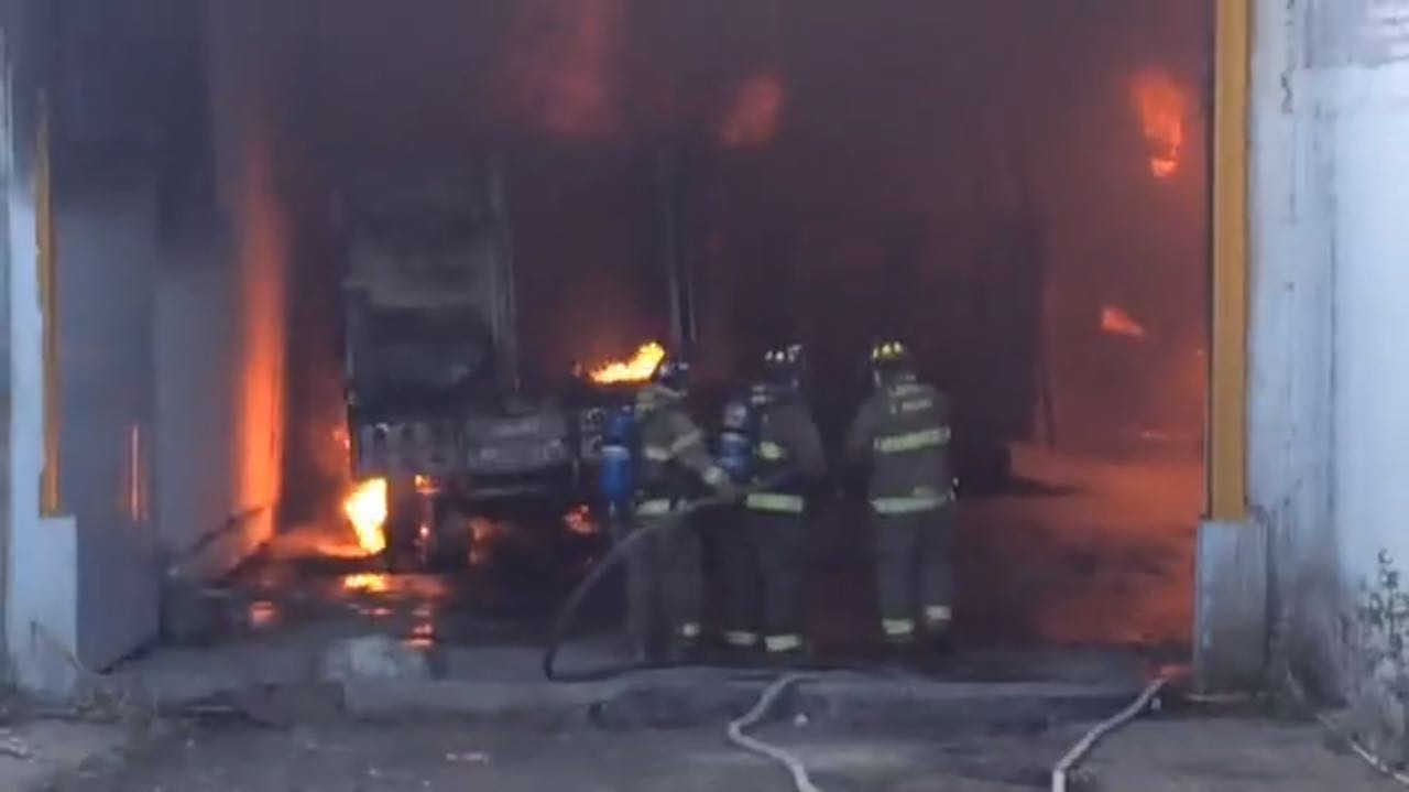 Se incendian bodegas en la Central de Abastos de Morelia, Michoacán. (Noticieros Televisa)