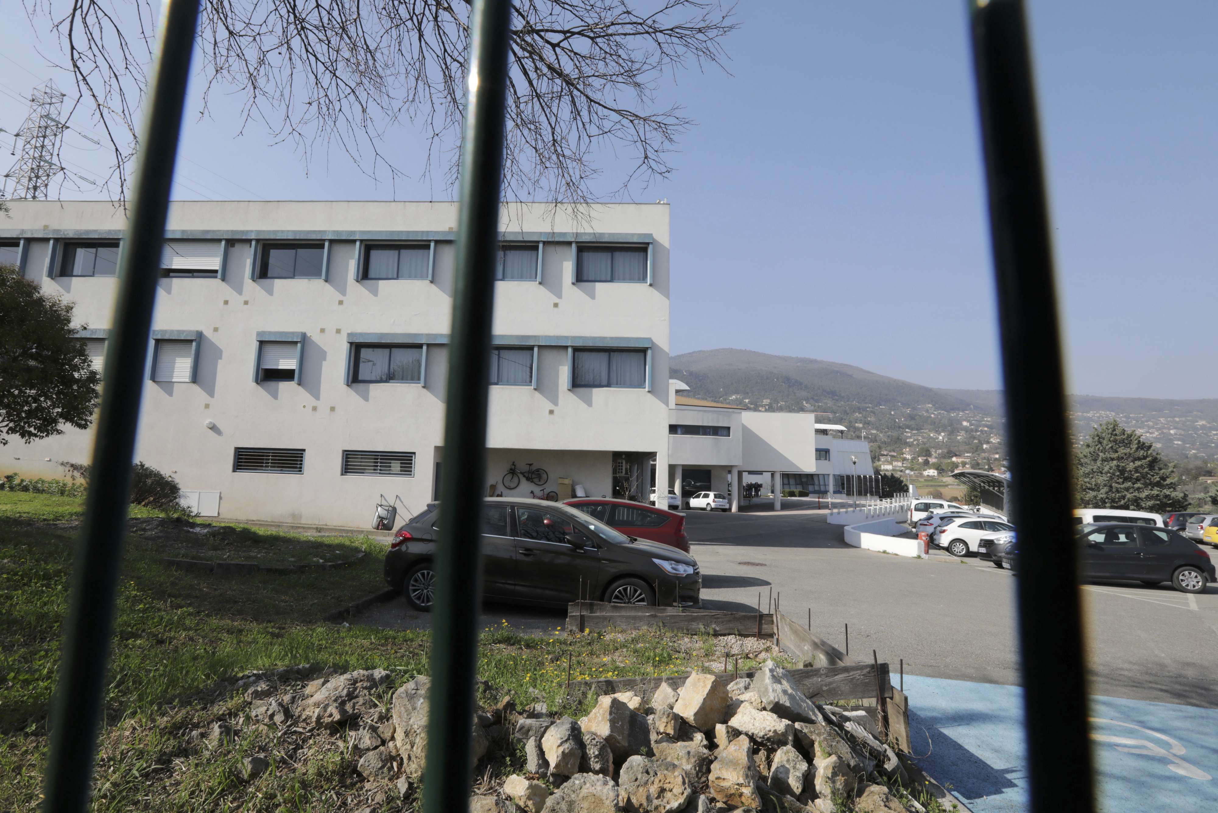 Vista frontal de la escuela donde se registró un tiroteo en Grasse, Francia (Reuters)