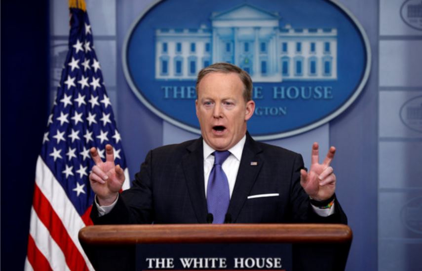El portavoz de la Casa Blanca, Sean Spicer, sostiene frente a la prensa las acusaciones del presidente, Donald Trump, acerca de que su predecesor, Barack Obama, lo espió en su rascacielos de Nueva York. (Reuters)
