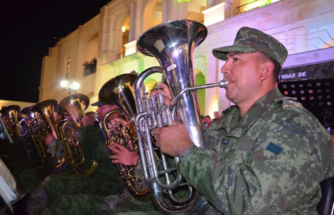 Los militares ofrecieron el concierto de 20 piezas musicales durante la clausura del Concurso Nacional de Bandas Musicales Sur Sureste (Twitter/@cancino_marco)