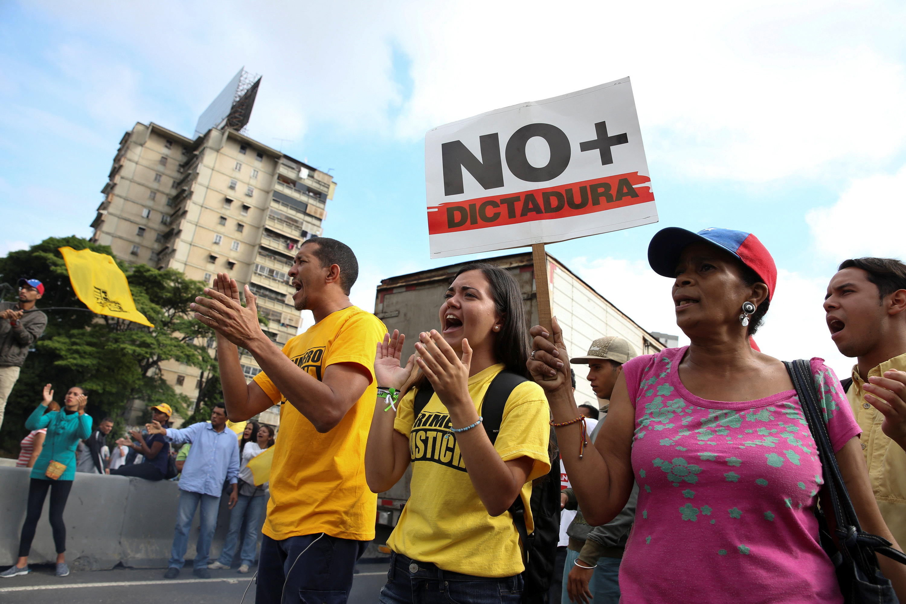 Seguidores de la oposición de Venezuela marchan en Caracas para exigir el fin del gobierno de Nicolás Maduro, al que califican de dictadura (Reuters)