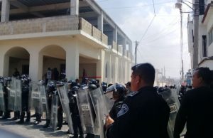 Elementos de la SSP de Chiapas toman el control de la seguridad de la presidencia municipal de Ocozocoautla. (Twitter @sspc_chiapas)