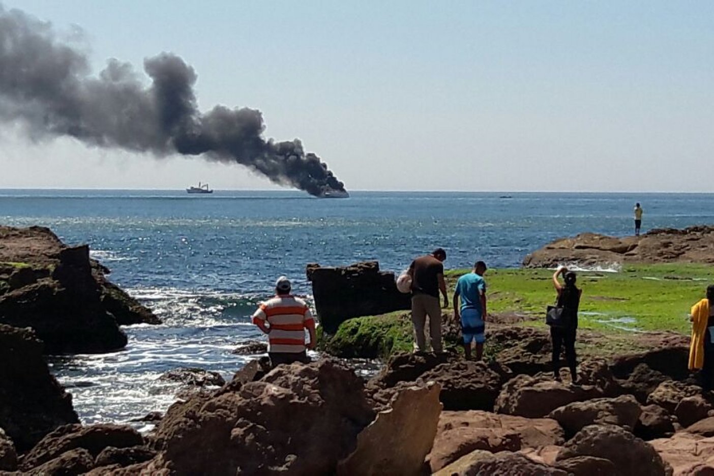 Yate deportivo se incendia frente a costas de Mazatlán, Sinaloa