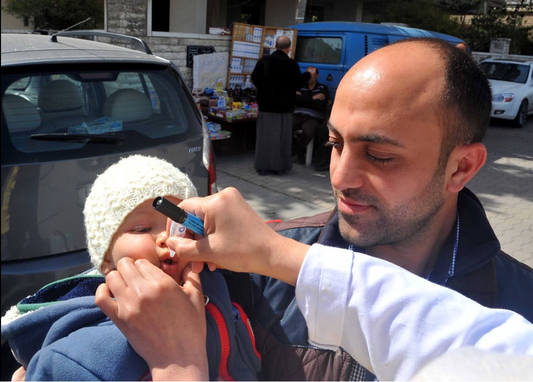 Autoridades en Siria participan en la semana de vacunación contra la polio; esperan vacunar a 2.7 millones de niños durante la campaña (Twitter @maytham956) 