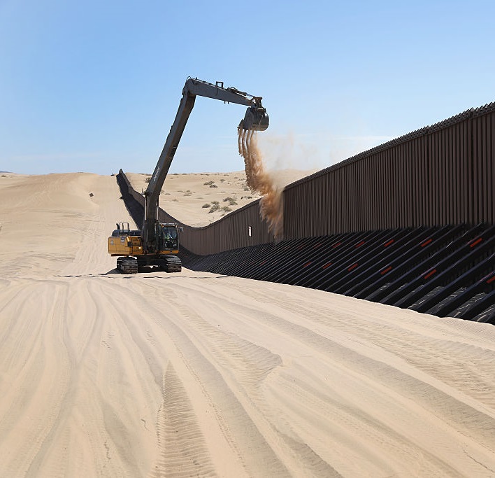 Soldados estadounidenses construyen una valla en la frontera con México.