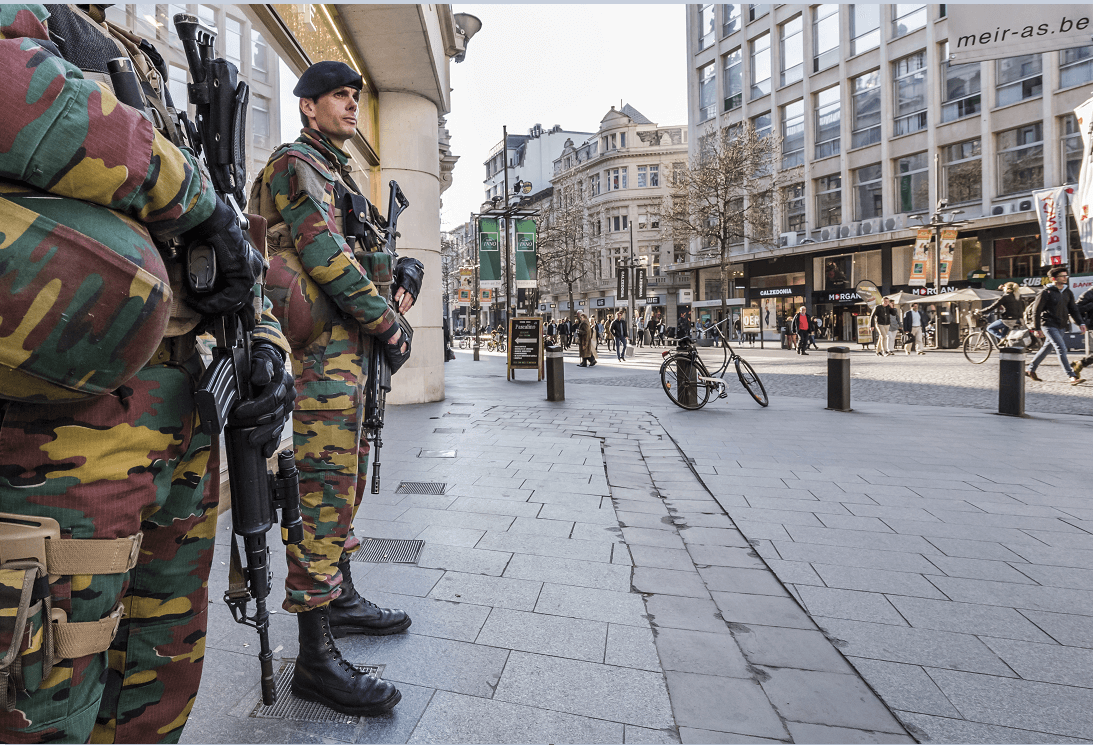 Soldados vigilan las calles de Amberes, Bélgica, luego de que un hombre condujera un vehículo a gran velocidad en una calle peatonal. (AP)