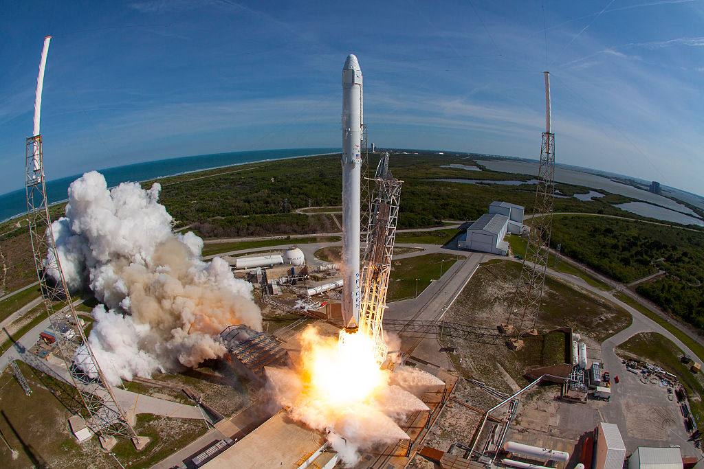 SpaceX hizo trece intentos de recuperación de esas piezas y tuvo éxito en ocho, la primera a fines de 2015.