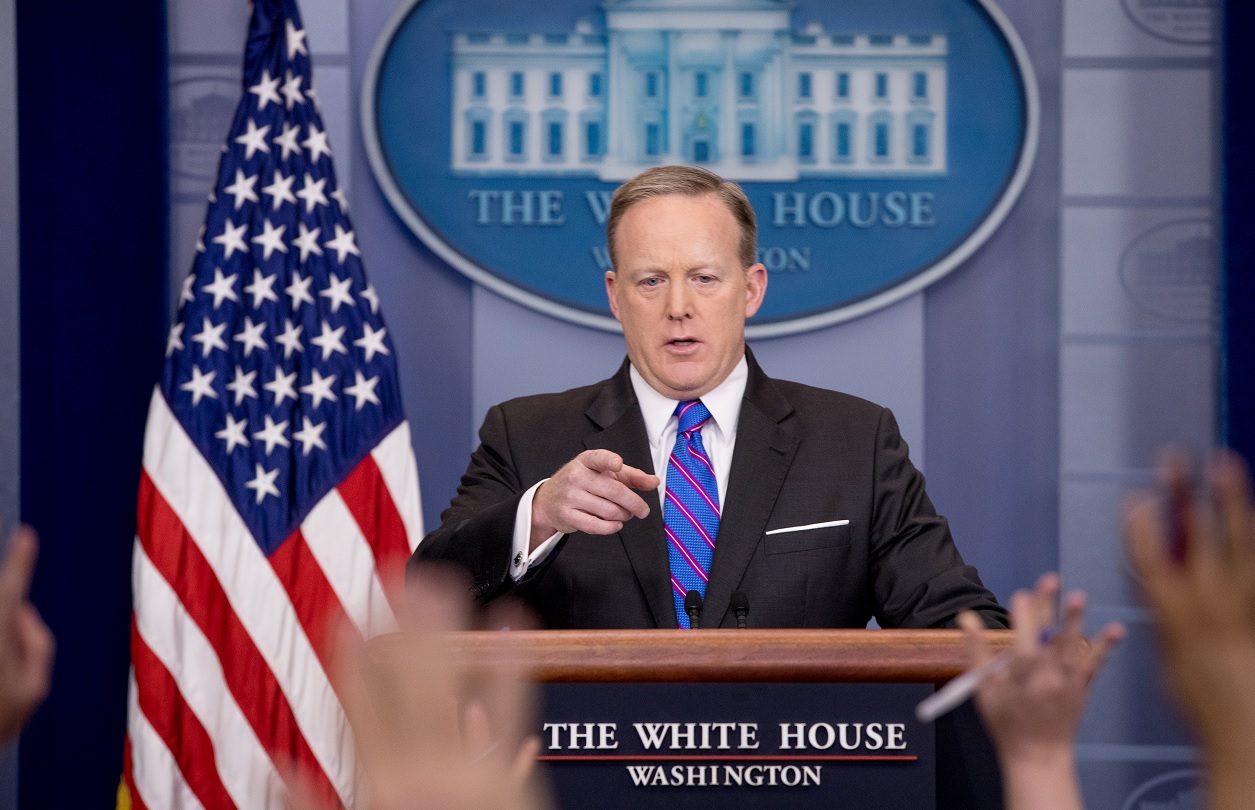 El vocero de la Casa Blanca, Sean Spicer, toma una pregunta de los medios durante la rueda de prensa diaria (AP)